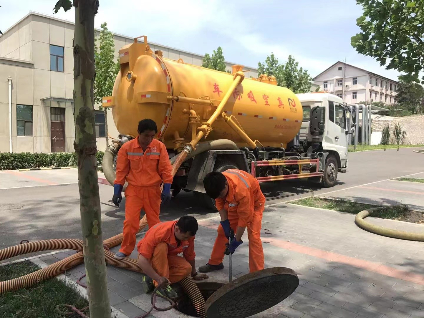 洞头管道疏通车停在窨井附近