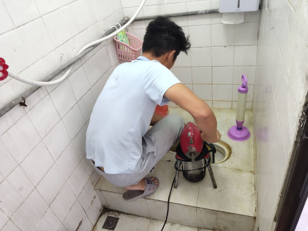 洞头管道堵塞冒臭气 专业师傅现场解决问题