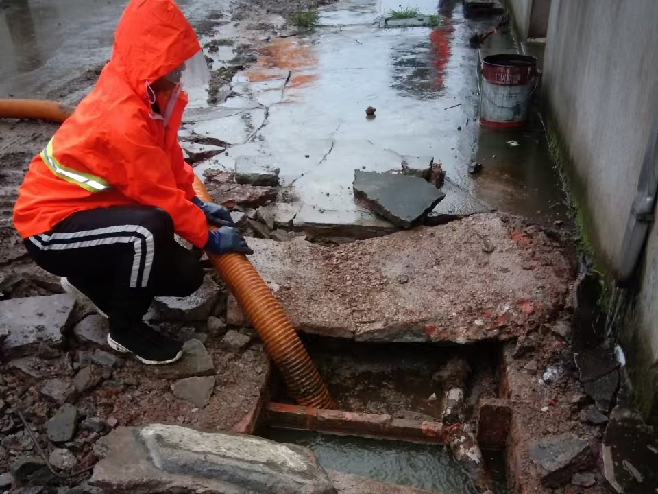 洞头专业清理污水池 炜誉市政以规范流程守护城市 “肠道”