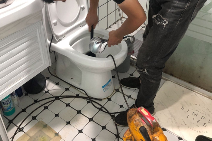 洞头马桶堵塞自己疏通还是找师傅?专业上门服务让你省时更省心